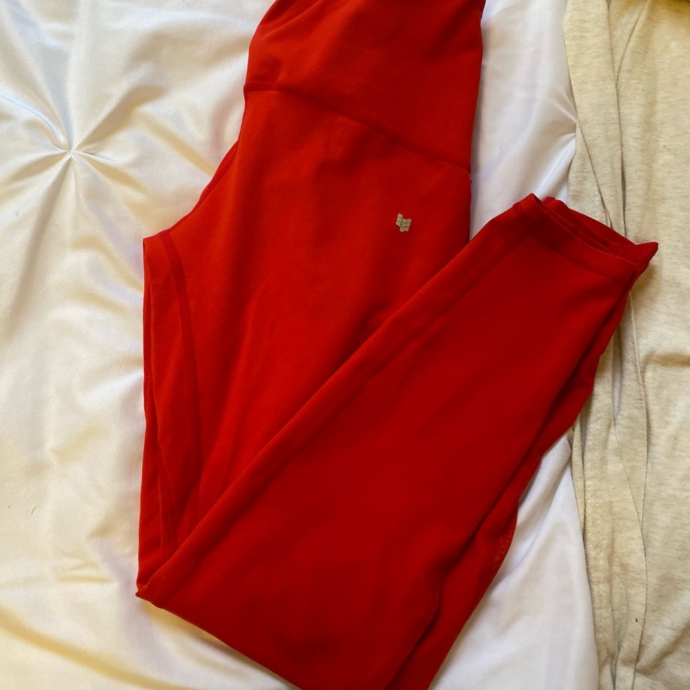 ODODOS high-waisted red leggings w/ mesh behind the knees.